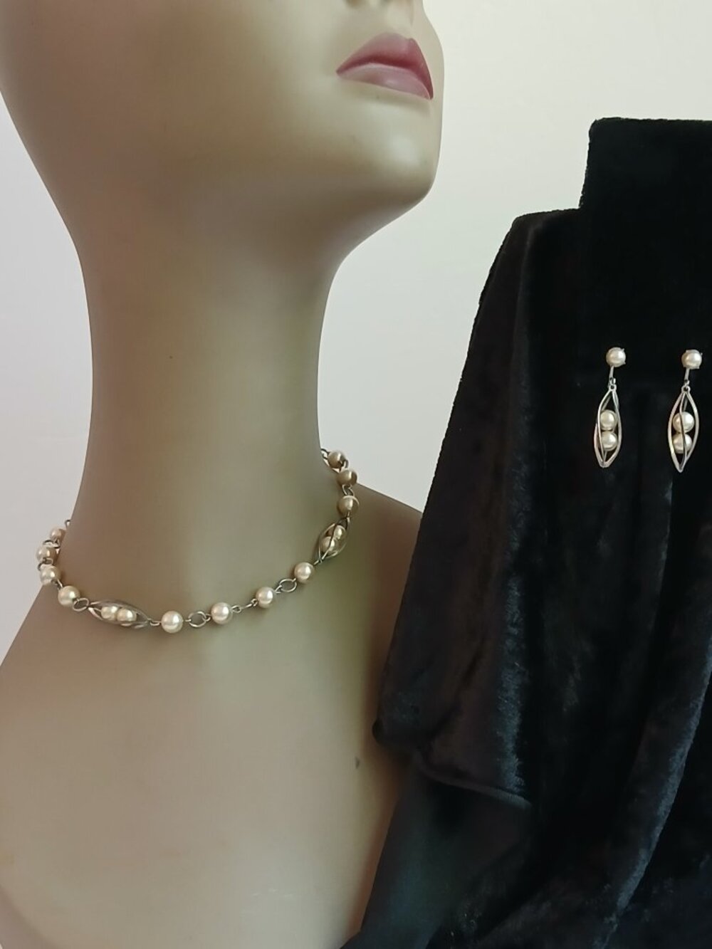 Vintage 50'/60's MCM Faux Pearl 15" Swirl Pod Choker & Screw Back Earring Set - Picture 11 of 11